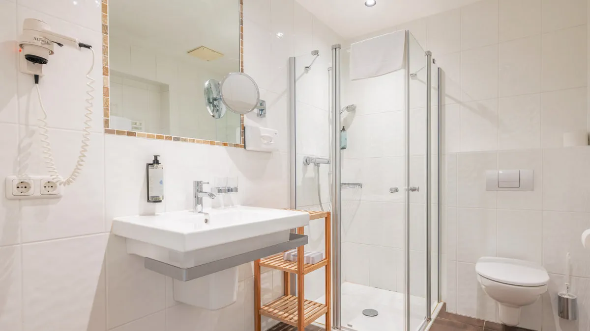 Helles Badezimmer mit Dusche und modernem Waschbecken