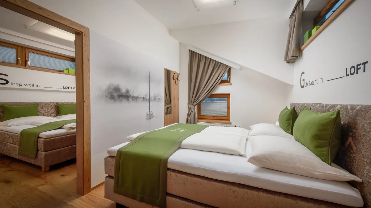 Schlafzimmer im Loft 6380 mit Boxspring-Doppelbett