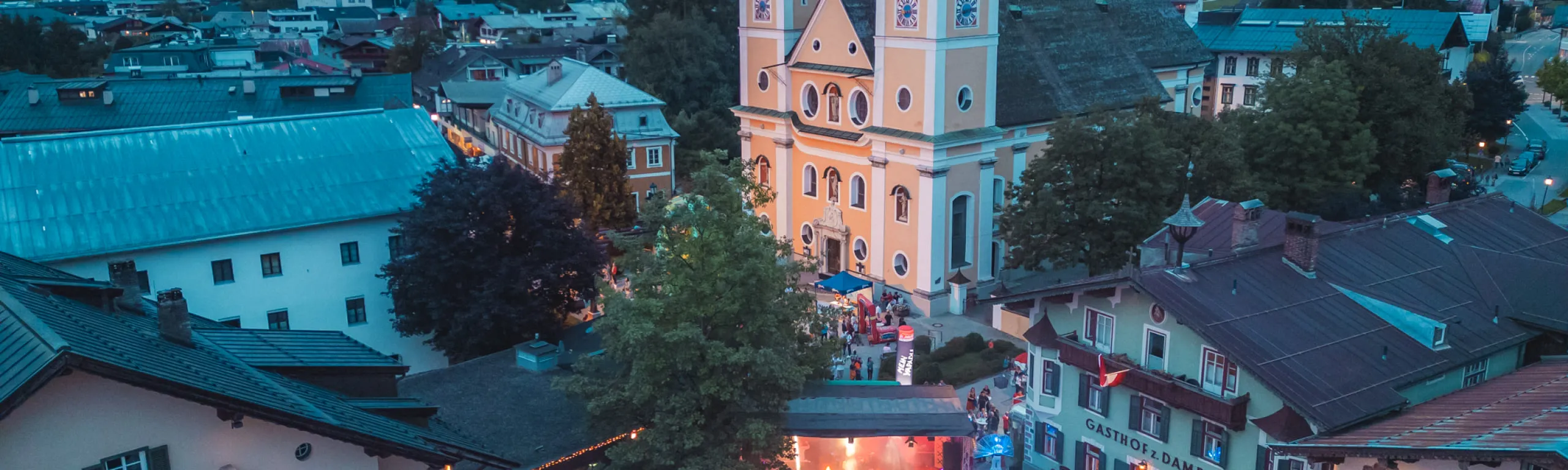 Zomer evenement in St. Johann in Tirol met stadsgezicht