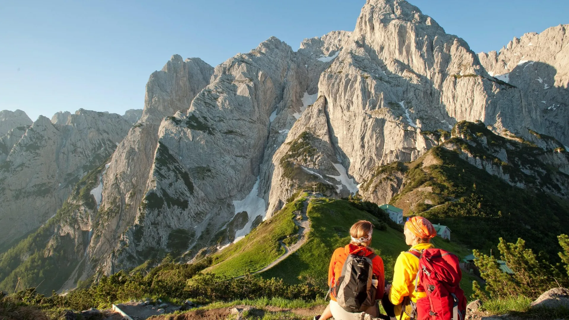 Wanderer rasten vor den Felswänden des Wilden Kaisers bei St. Johann in Tirol