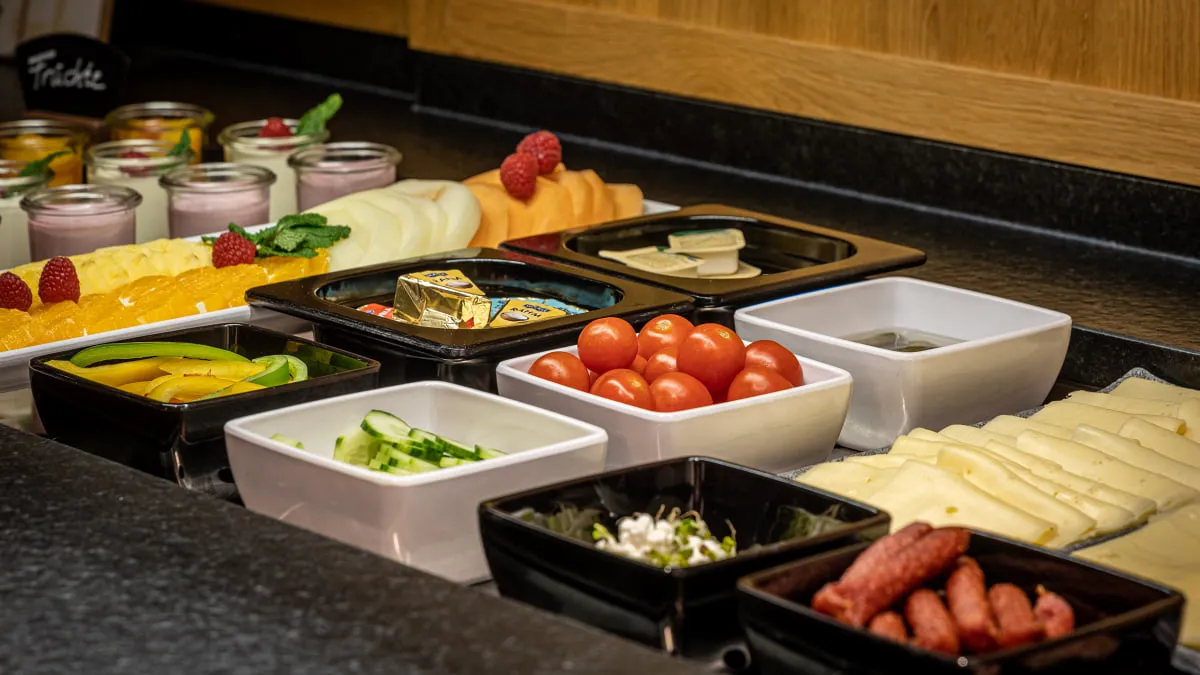 Vielfalt an bunten Speisen und Zutaten auf einem Buffet