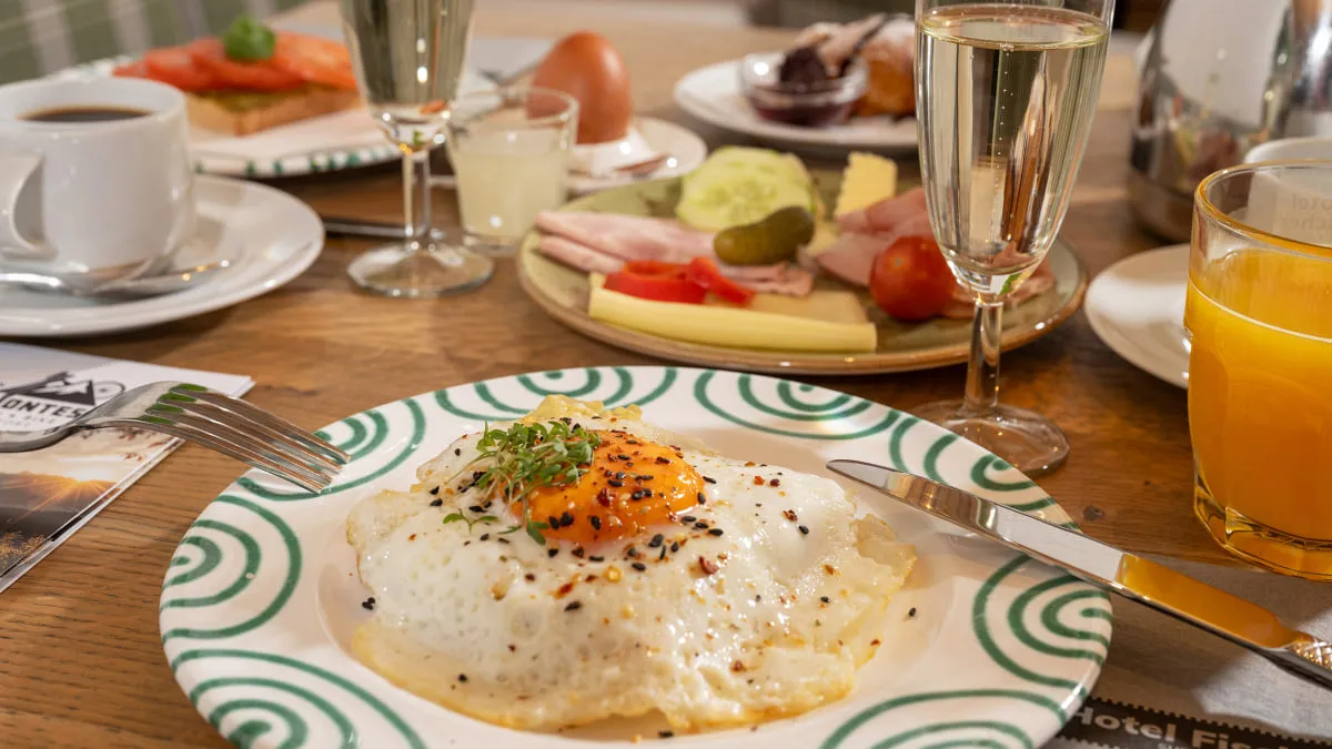 Frühstücksteller mit Spiegelei und verschiedenen Beilagen